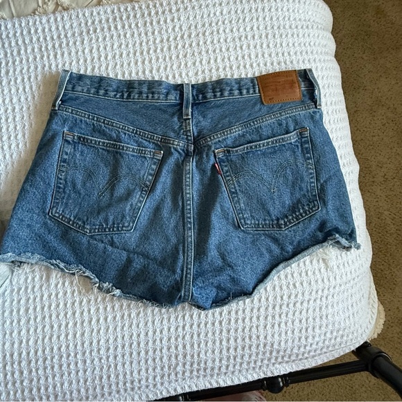 Levi's Women's Premium 501 Original Shorts - Picture 6 of 6